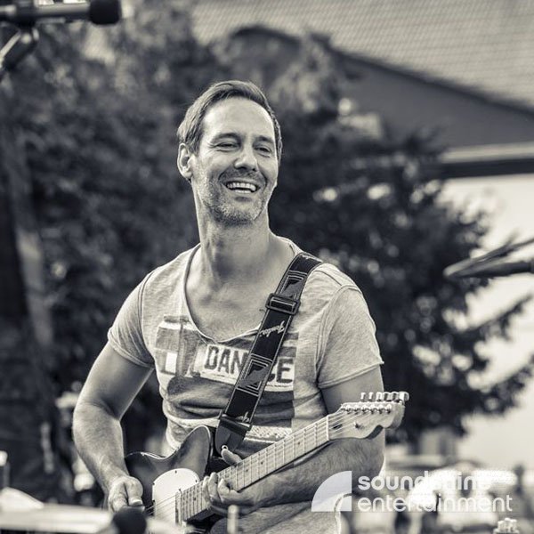 Soundshine Band Gitarrist Thomas.jpg