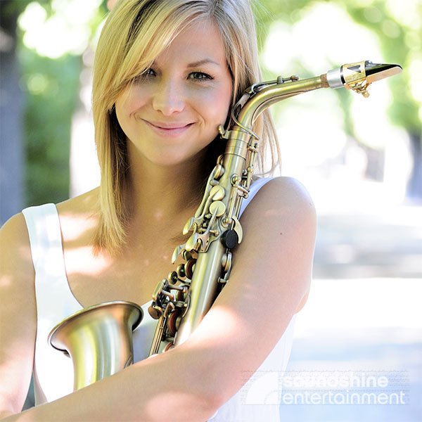 Soundshine Band Muenchen Saxofonistin Monika.jpg
