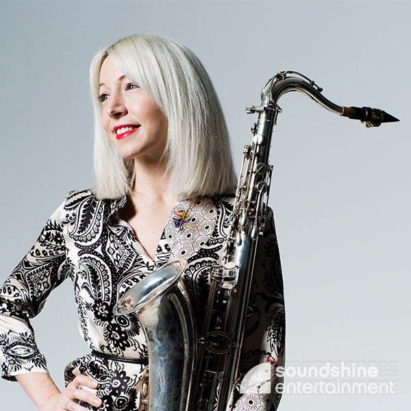 Soundshine Band Muenchen Saxofonistin Stephanie.jpg